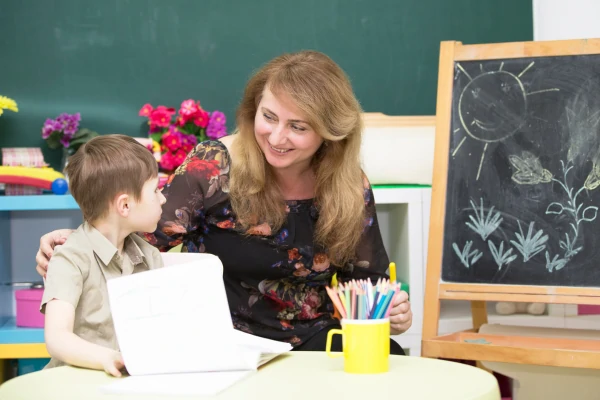 Estratégias para fazer adaptações na rotina escolar de crianças com TEA, incluindo modificações no ambiente de aprendizagem e suporte individualizado.